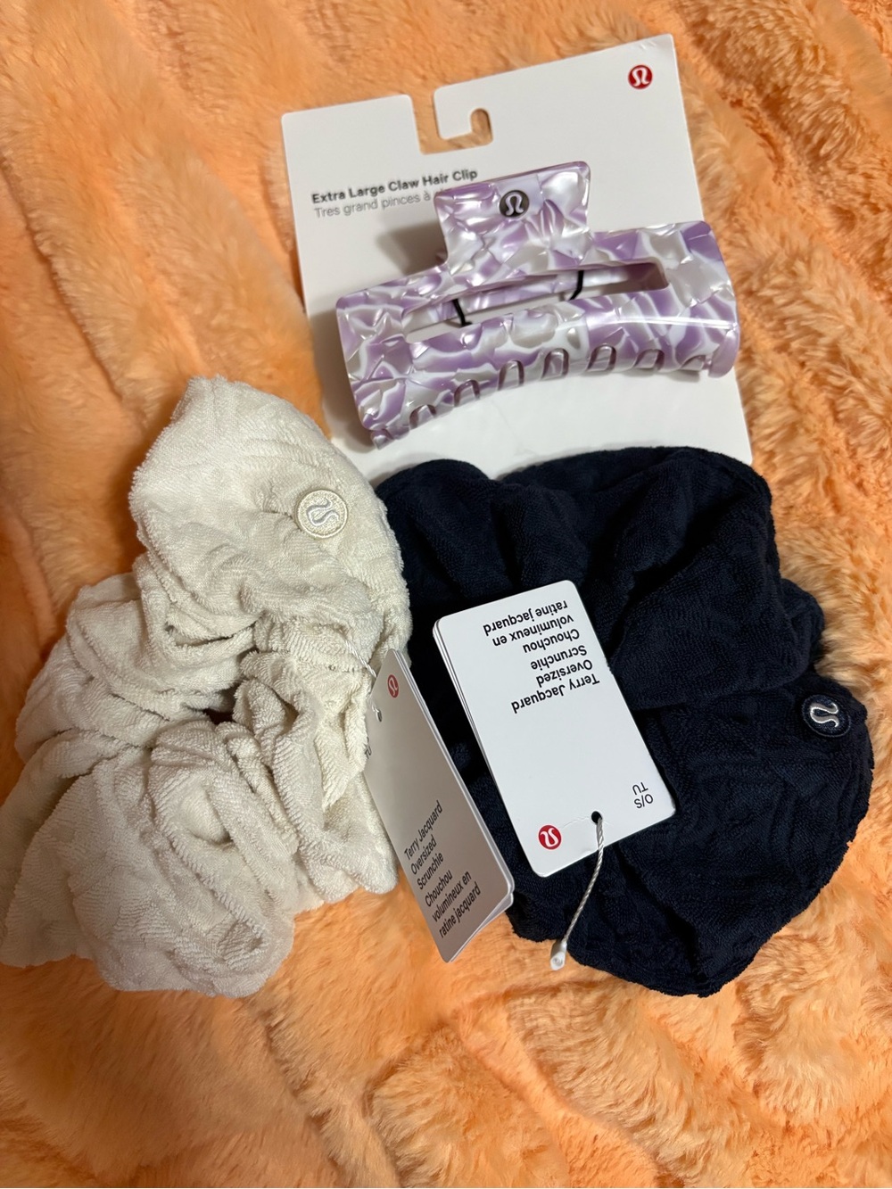 lululemon athletica Claw Clip with Navy and Ivory Scrunchies